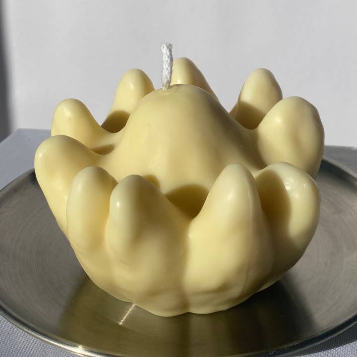 Grande bougie en forme de couronne de gourde pour la vente par Scandles