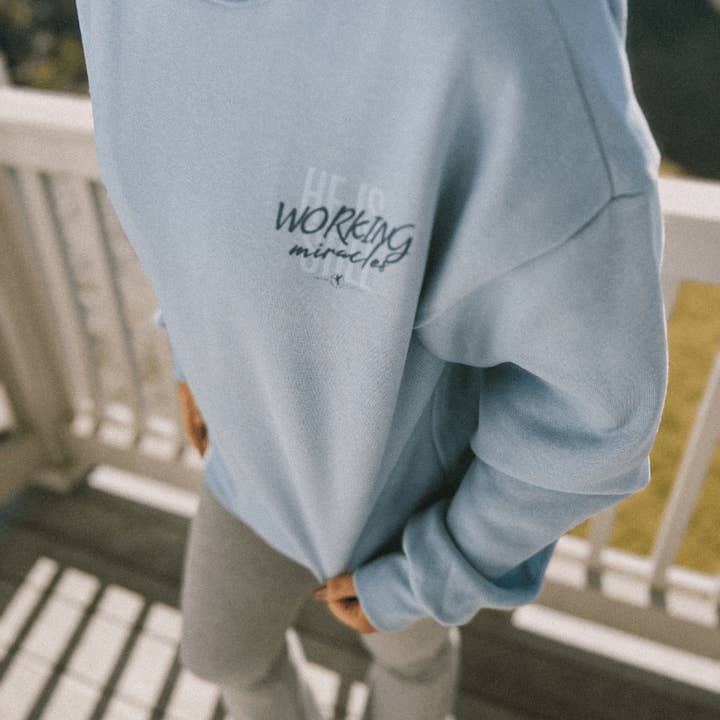 Il fait encore des miracles Sweat-shirt unisexe col rond en bleu poussiéreux pour la vente par CROUSE OUTFITTERS