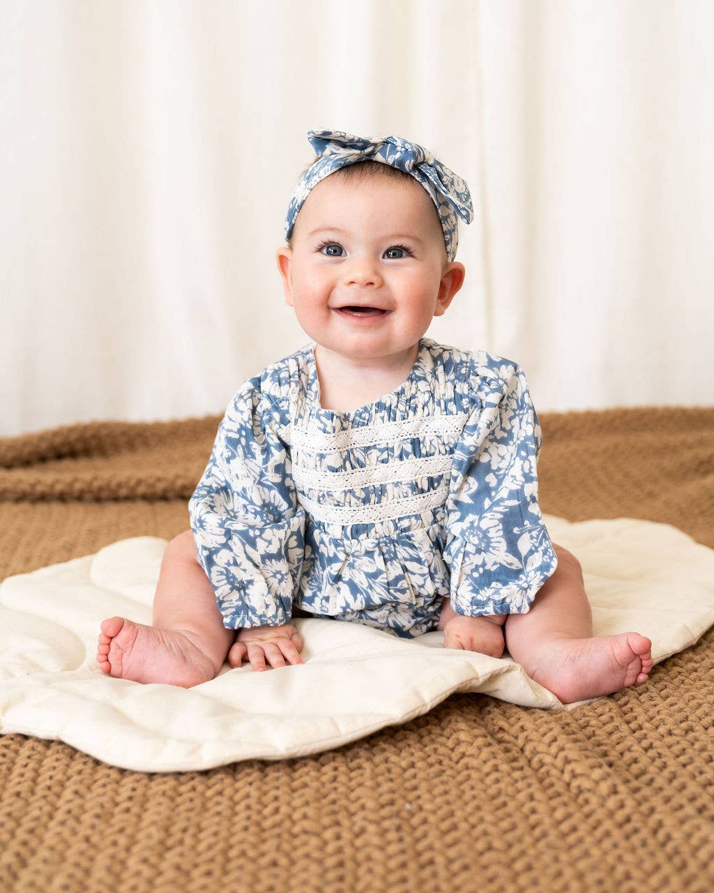 Blauwe bloemen Mykonos Baby Romper & Hoofdband Set (Biologisch Katoen) voor groothandel op Faire5