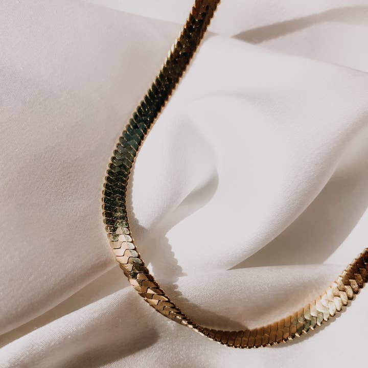 Collier Chaîne Serpent Plaqué Or 18K Villa Grecque pour la vente par HEYMAEVE