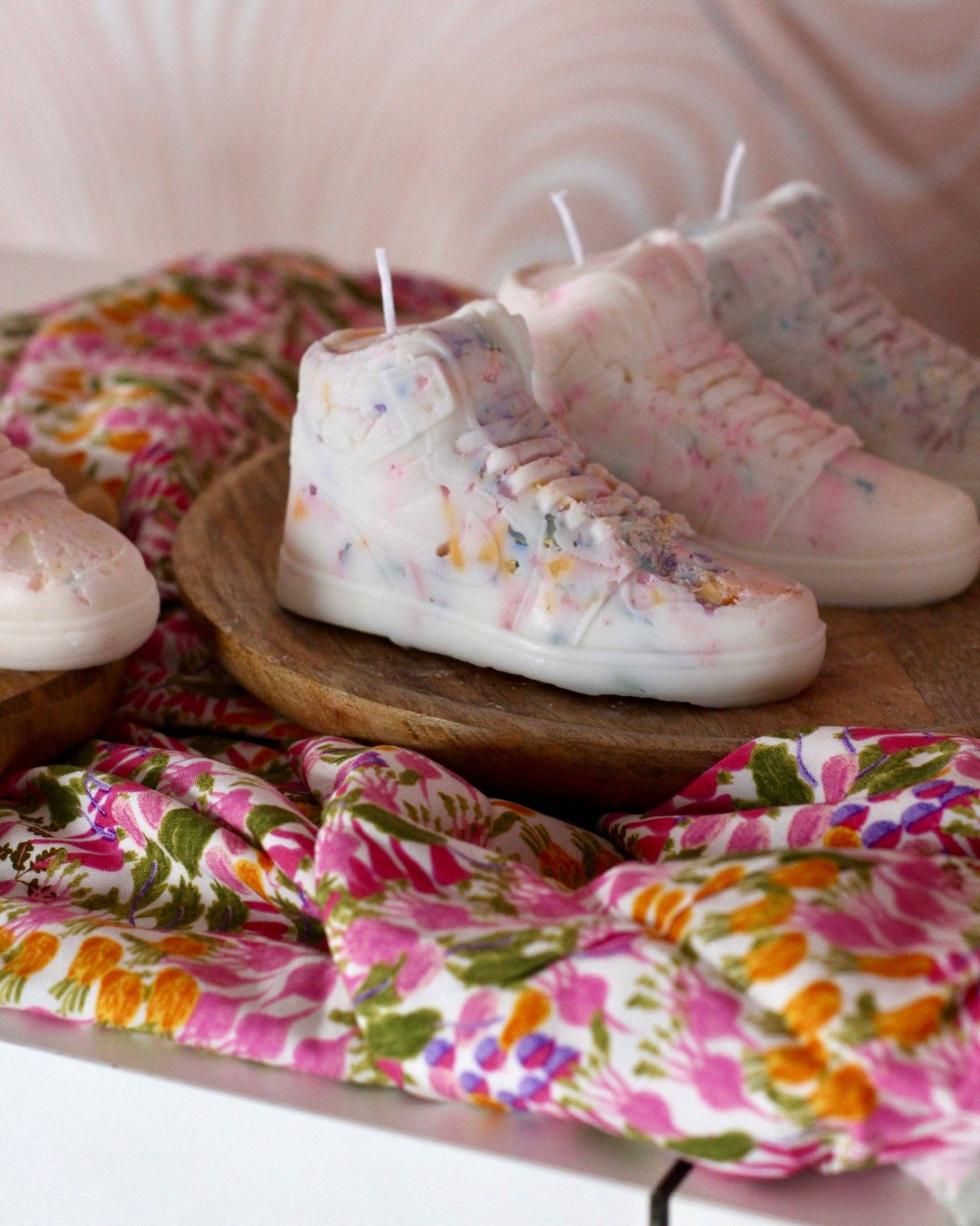 Meet me at the corner - Vendita all'ingrosso Candele regalo - Candela a forma di sneaker effetto terrazzo multicolore6