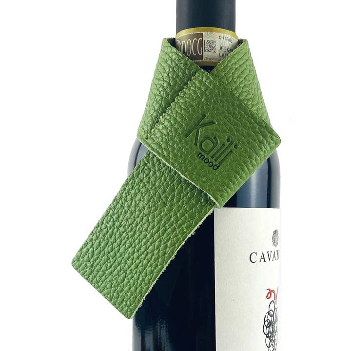 Kaili mood / RENATO BORZATTA - Italy since 1978 - - Wholesale Wine Tote - K0010EB | Drip catcher for Bottle Made in Italy in Full Grain Genuine Leather, dollar grain - Color Green. Dimensions: cm 27 x 4 x 0.5. Packaging: Rigid Gift Box base/lid0