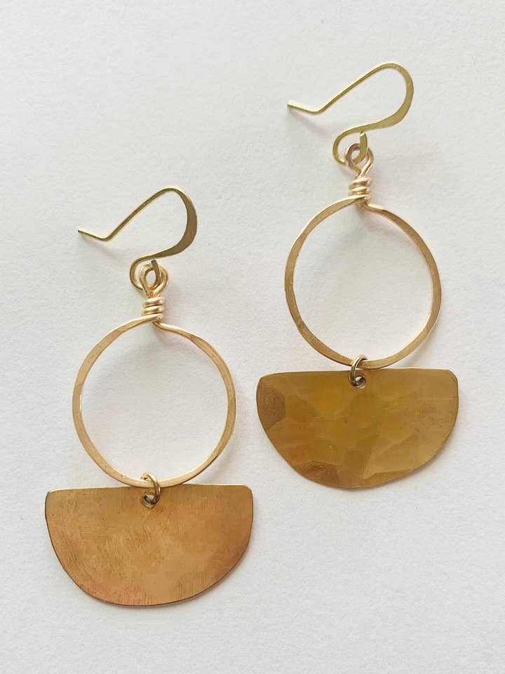 Pendientes geométricos modernos de latón martillado NAMA para venta al por mayor de Divinia Jewelry