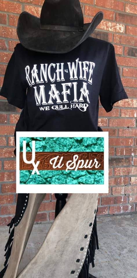 U Spur – Großhandel T-Shirt mit Siebdruck – Damen – T-Shirt mit V-Ausschnitt „Ranch Wife Mafia“ in Schwarz mit weißem Siebdruck, Unisex-Passform1