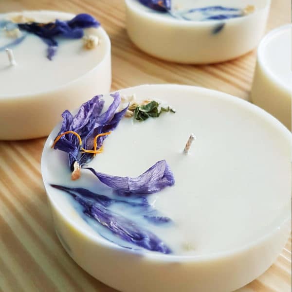 Candela a fiori di arancio e zafferano da 150 ml piatta (Collab. PONY) per la vendita all'ingrosso da parte di BienÉlevées