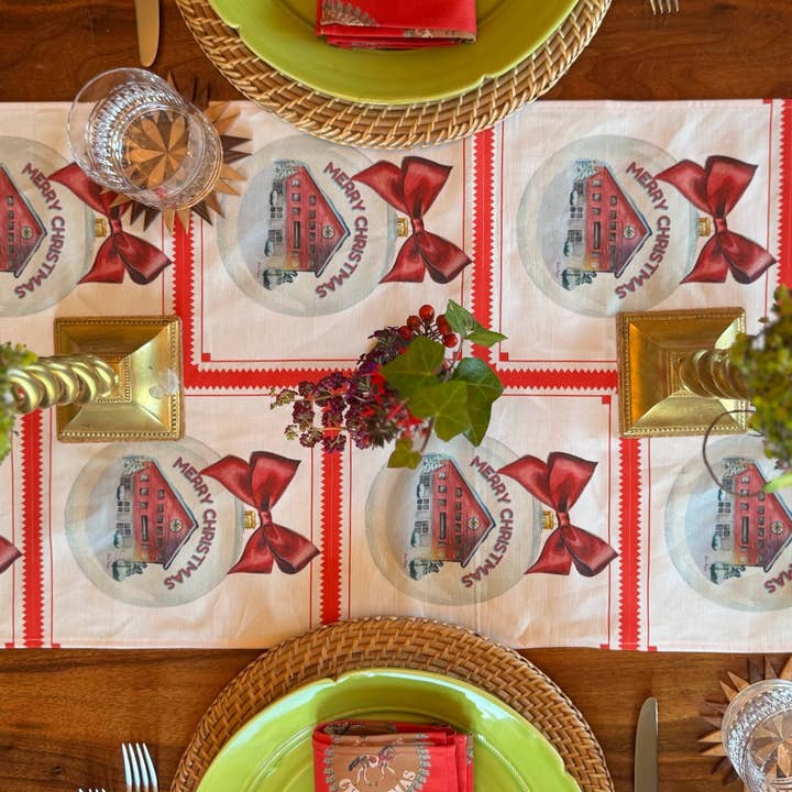 Tischläufer - Frohe Weihnachten Schneebedeckte Scheune auf Rot für den Großhandel von Goose and Willow