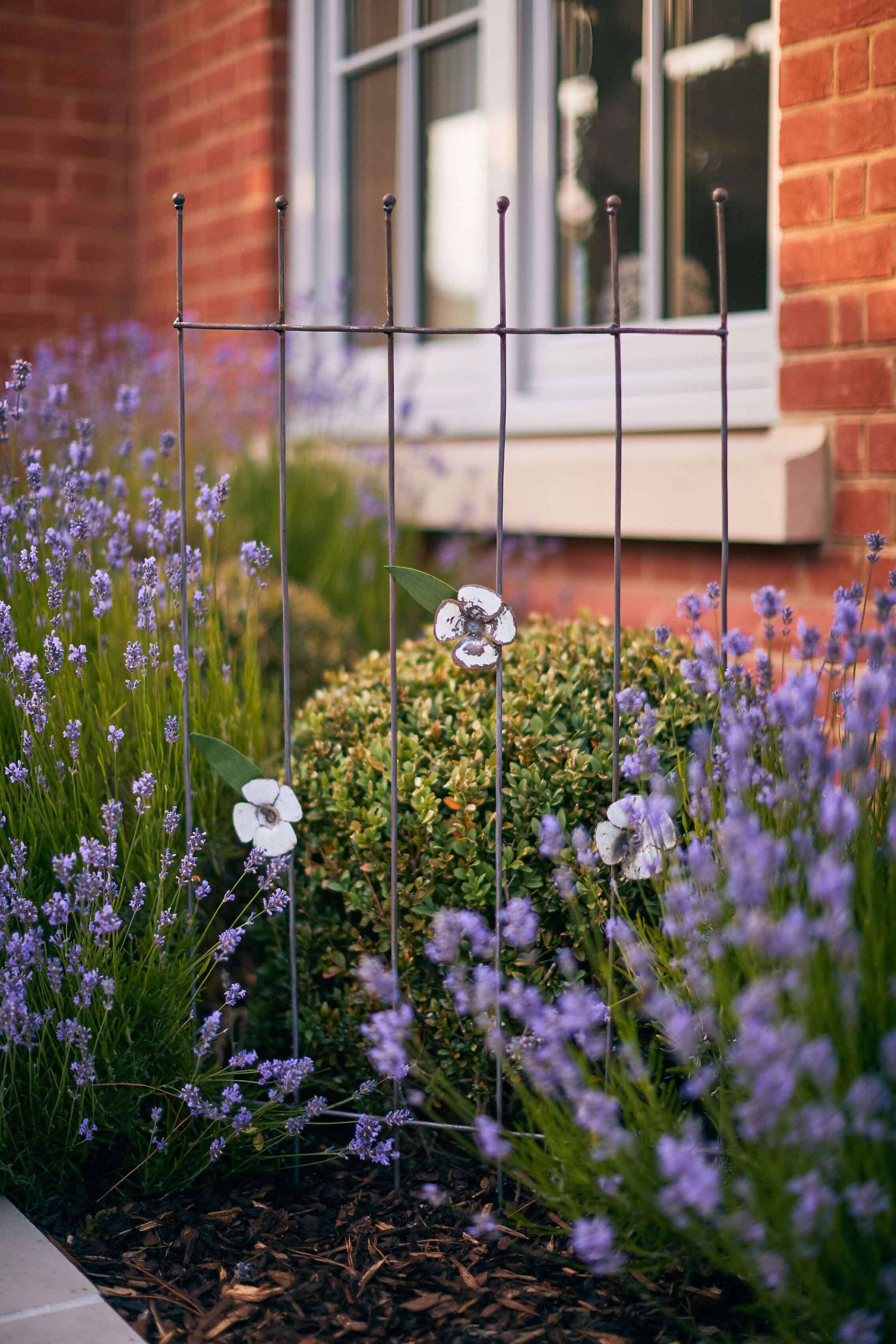 chi-africa - Wholesale Outdoor Ornament/Decor - Recycled Metal Garden Artwork - White Flower Trellis