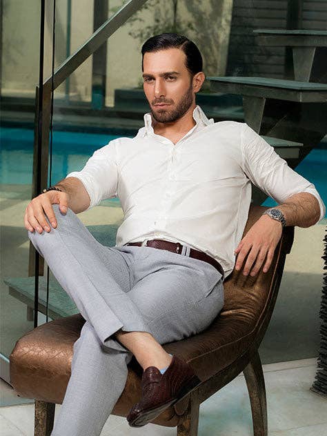 EGYPTISCH WIT OVERHEMD MET HOGE KRAAG - VERBORGEN KNOOPSLUITING voor wholesale door BRISK