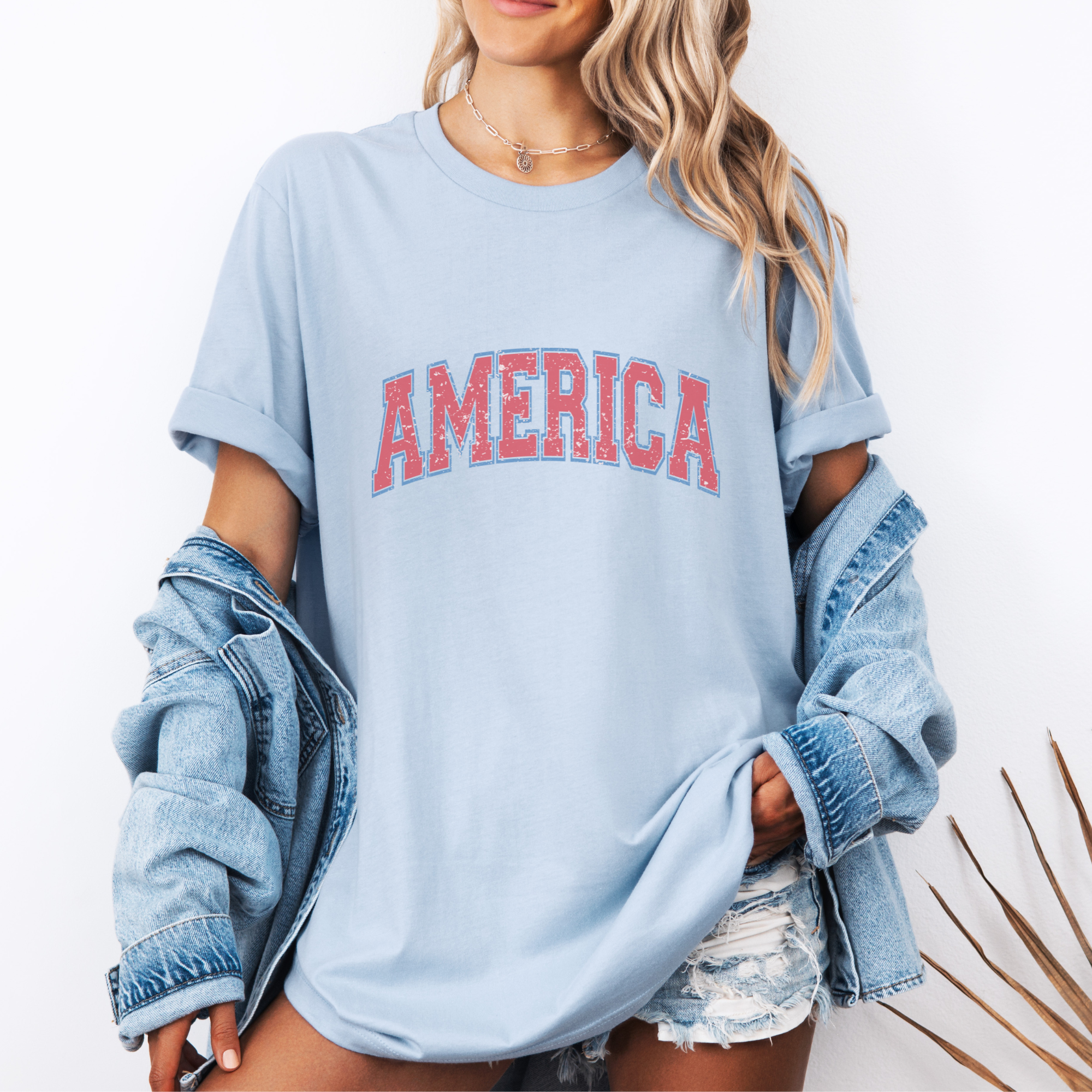 Trendznmore - Modern Graphic Apparel – T-shirt gráfica - Mulher por atacado – T-shirt Gráfica Patriótica Americana Varsity Desgastada4