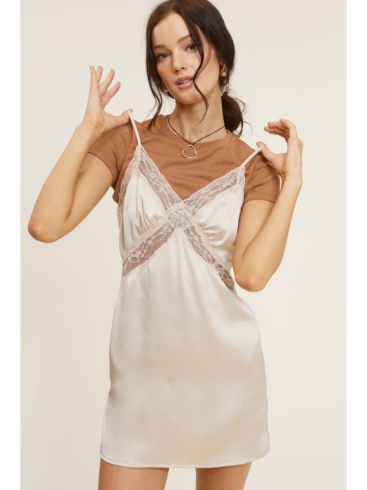 Mimosa - Vente Robe – femme - Robe nuisette mini en satin et dentelle à col en V avec bordure en dentelle transparente11