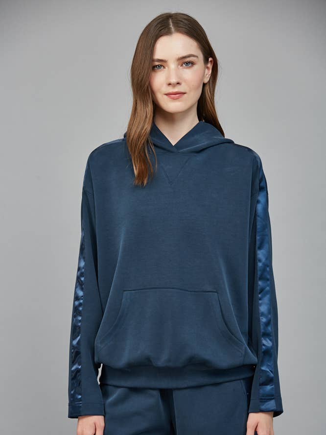SWEATSHIRT COM CAPUZ E DETALHE DE ORLA EM CETIM CONTRASTANTE FT25540 por atacado de FATE