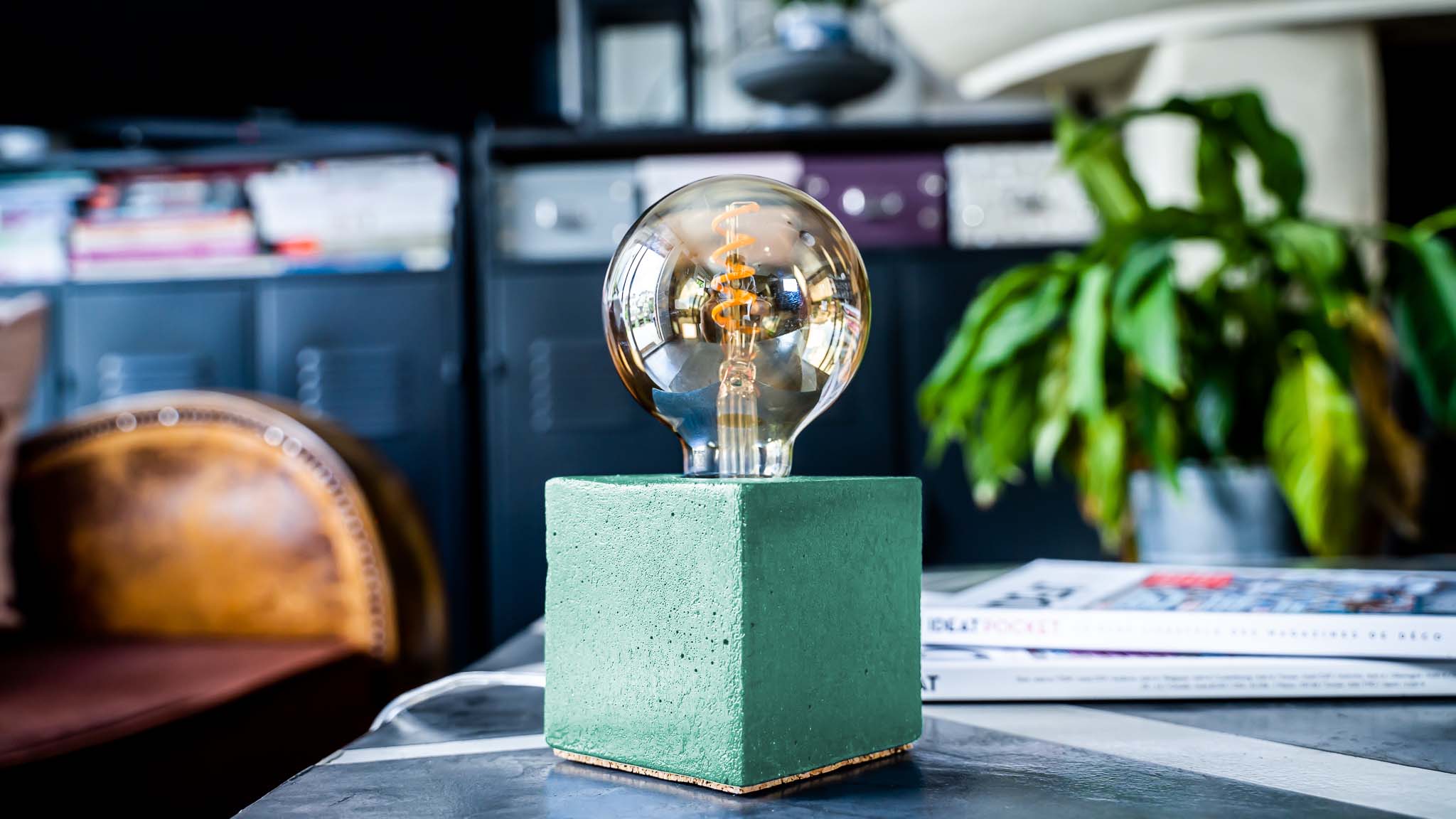 Junny – wholesale Accent-/skrivbordslampa – Junny turkos betongkubslampa3