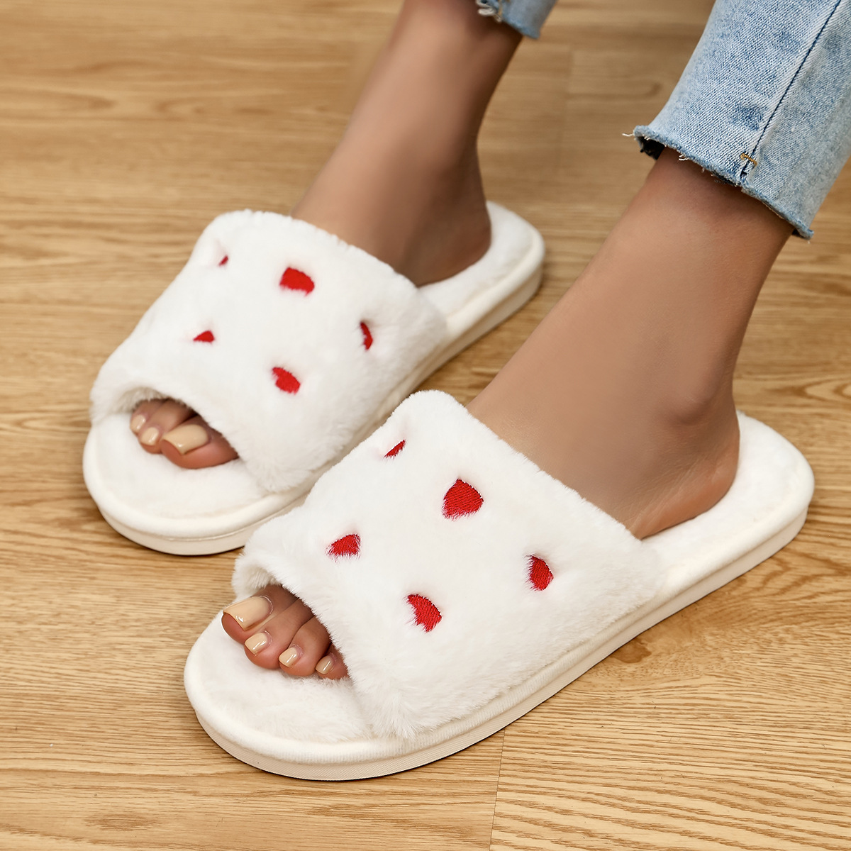 Vit Alla hjärtans dag hjärta med öppen tå plysch hemtofflor   för wholesale på Faire1