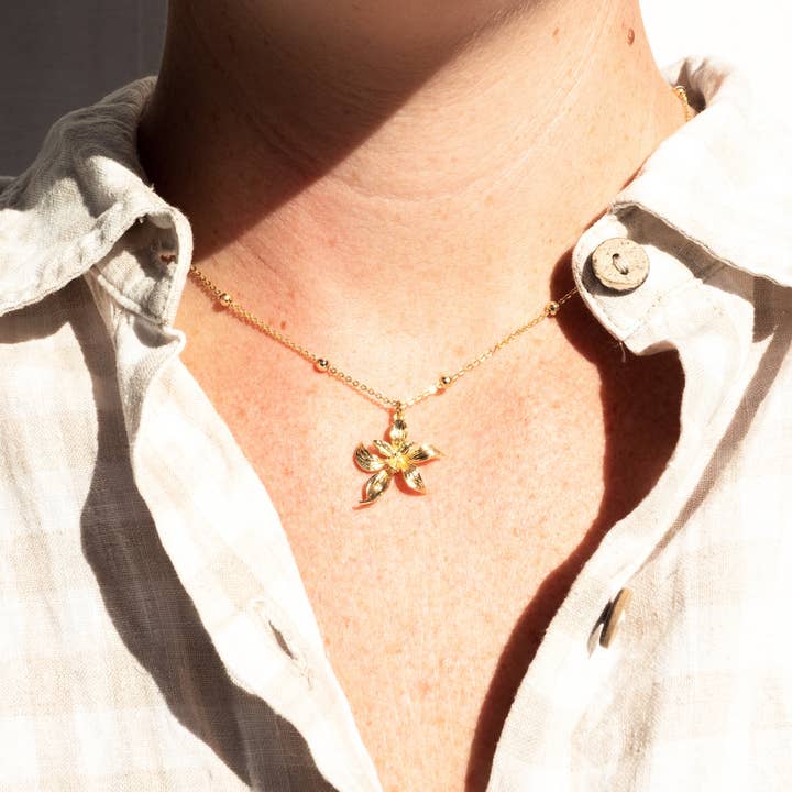 Brink and Forbes - Vente Colliers à pendentif - Collier fleur d'orchidée remplie d'or 18 carats