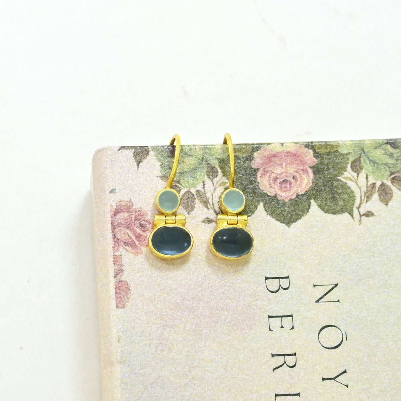 Schmuckoo Berlin - Vente Boucles d'oreilles pendantes - Boucle d'oreille Alya Or Argent 925 - Calcédoine Aqua & Iolite Bleu1