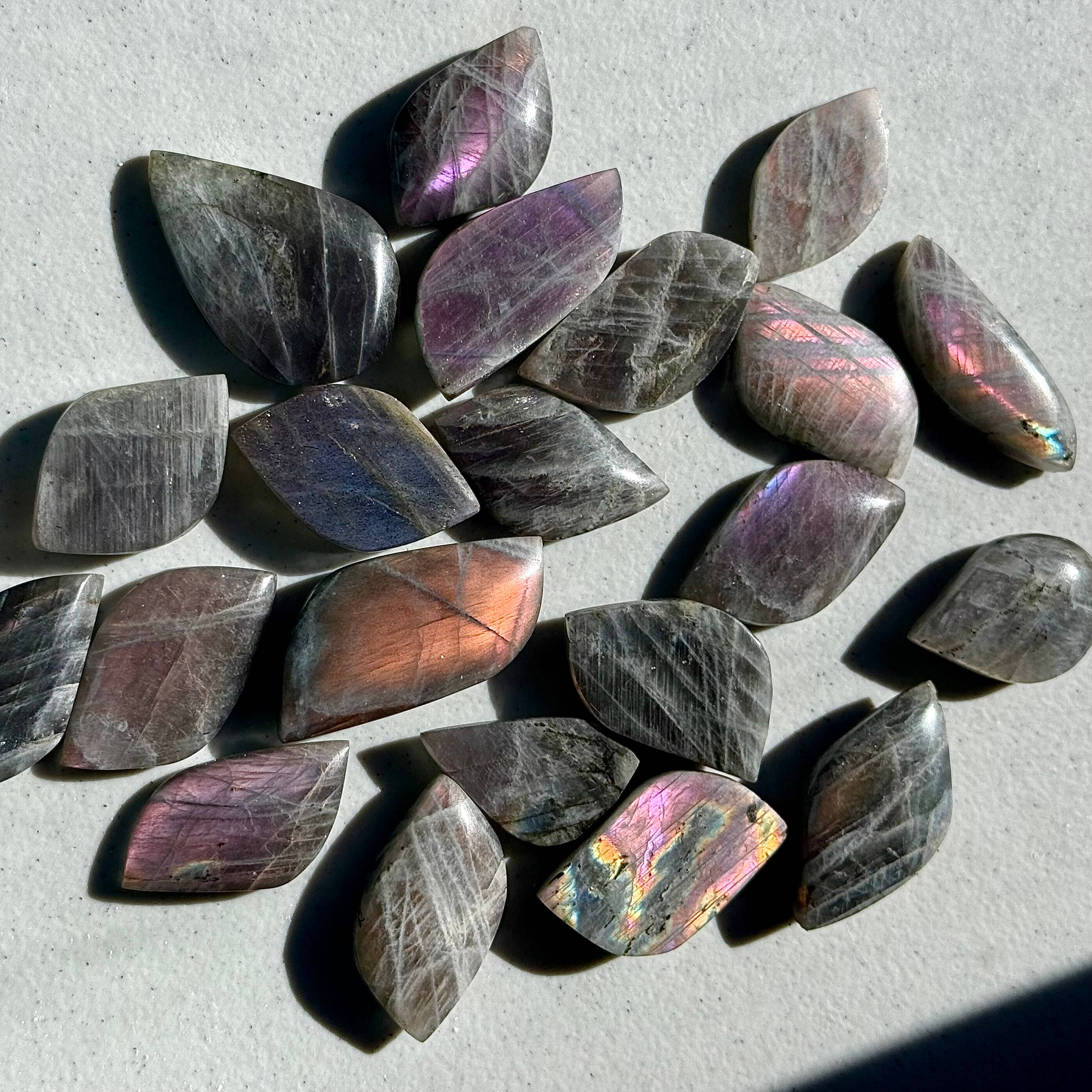 Liv Rocks - Vente Pierre et cristal de spiritualité - Cabochons de labradorite de haute qualité4