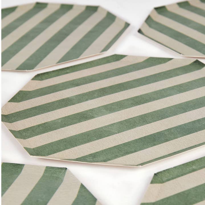 Ampie Strisce – Piatti Grandi a Righe Verdi e Beige | Joy Ladder Premium Partyware per la vendita all'ingrosso da parte di Joy Ladder LLC