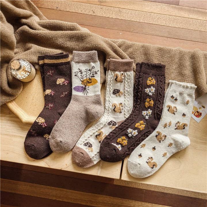 Calcetines florales de invierno para mujer con diseño de flores y ardillas, estilo coreano y japonés para venta al por mayor de Gohobi (We cover U.S. import duties)