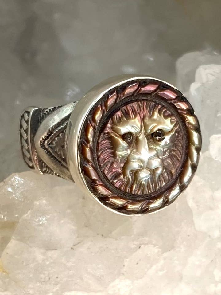 Bouton antique en forme de coquille sculptée victorienne avec image d'un visage de lion sculpté, serti dans une bague en argent sterling, taille 9-1/2 pour la vente par Antique Button Jewelry by Elizabeth Ngo