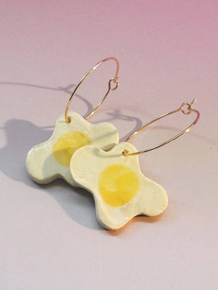 orecchini Brunch Egg in ceramica a forma di luppolo per la vendita all'ingrosso da parte di Gloria Faye