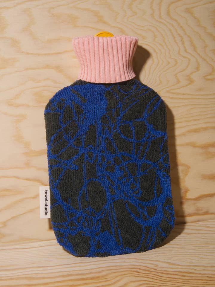 Bolsa de agua caliente Fountain | Azul Báltico | Grande (2 litros) para venta al por mayor de towel.studio