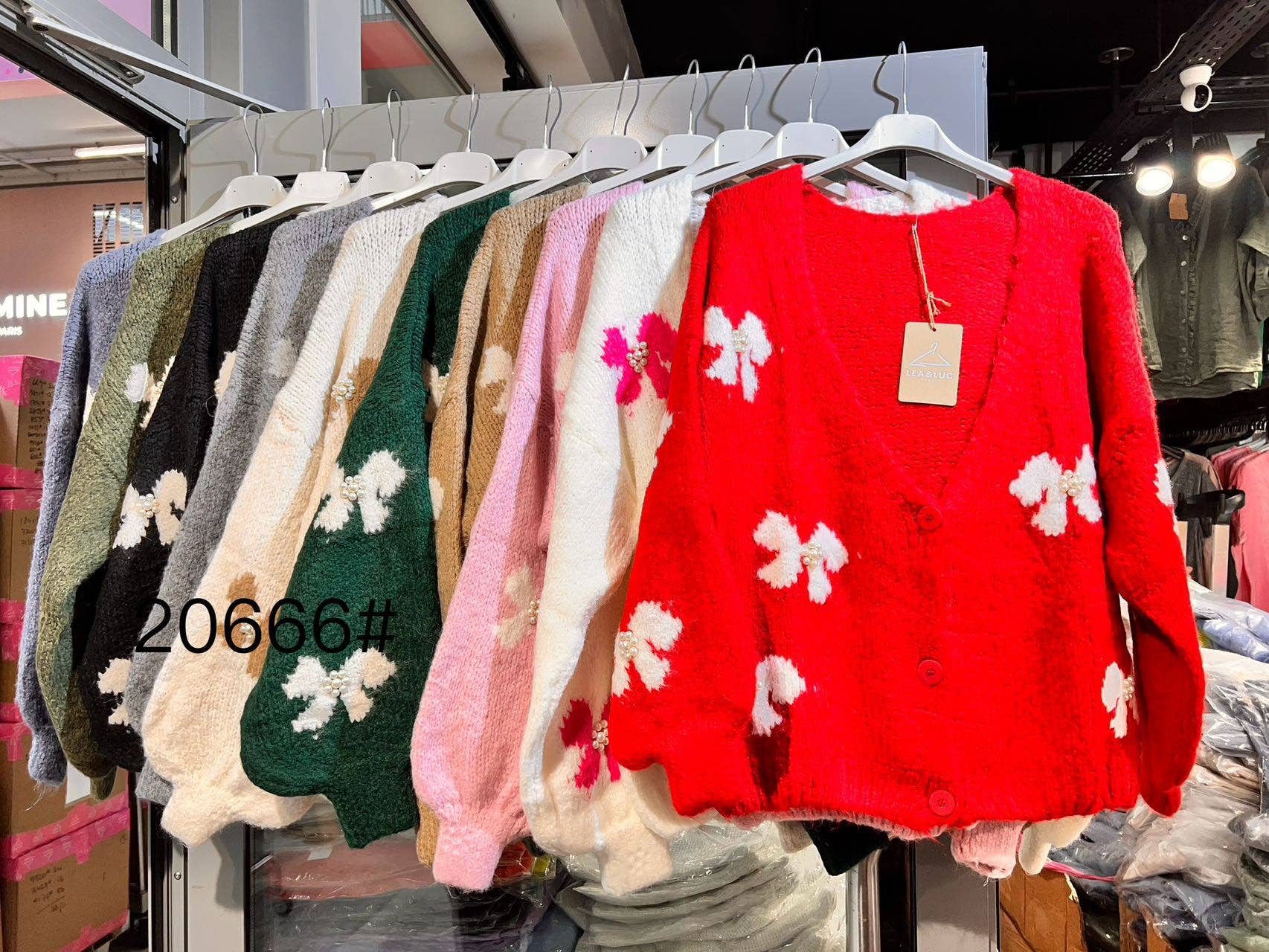 LÉA & LUC - Vente Pull en maille – femme - Gilet motif papillon avec perle REF. 206669