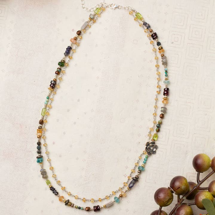 Anne Vaughan Designs Jewelry – Großhandel Perlenkette – Thrive mehrreihige Halskette aus Iolith, blauem Apatit, Peridot, Labradorit, Sonnenstein, Mondstein, Chrysokolla mit Blumen aus Sterlingsilber, 17—19 Zoll