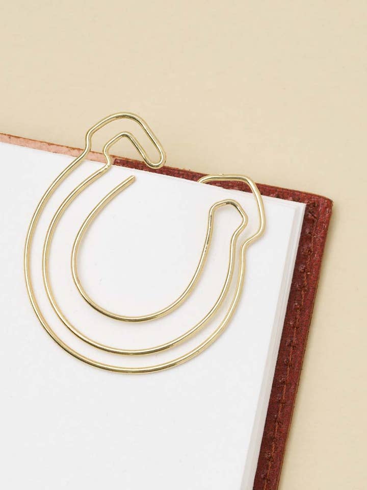 Signet en fil de fer en forme de fer à cheval Kitaab - Or pour la vente par Matr Boomie Fair Trade