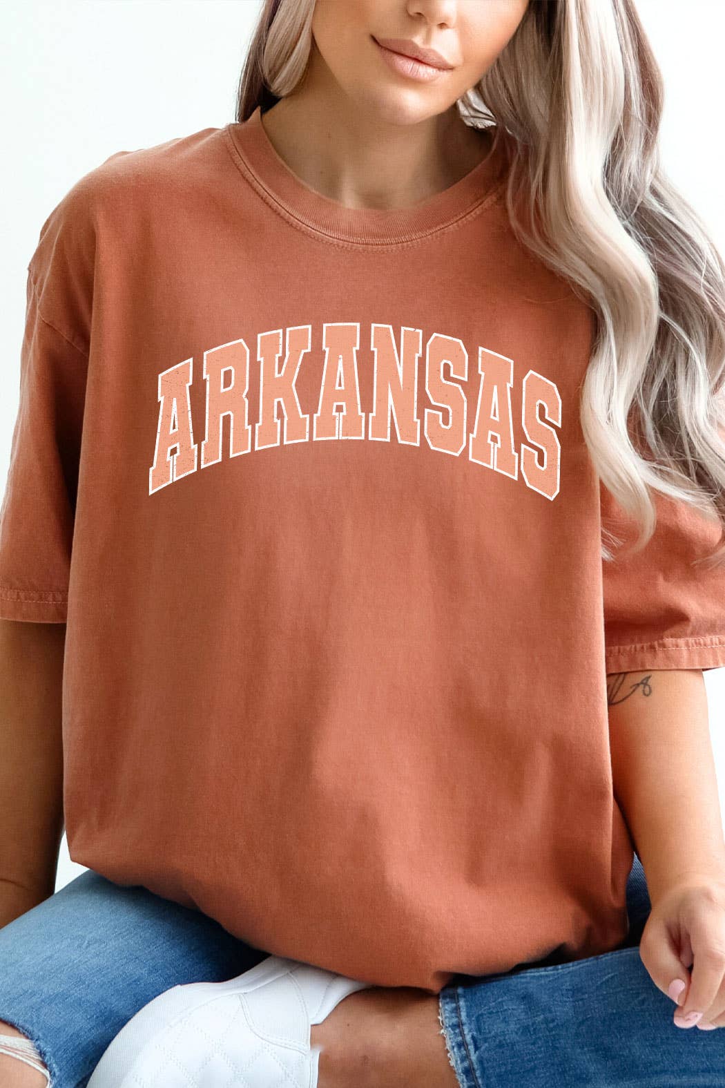 Kissed Apparel - Vente T-shirt sérigraphié – femme - T-shirt Arkansas Varsity Font Comfort Colors 5