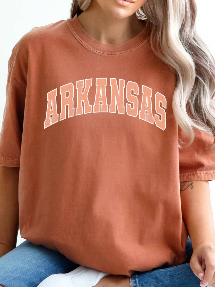 Kissed Apparel - Vente T-shirt sérigraphié – femme - T-shirt Arkansas Varsity Font Comfort Colors 2
