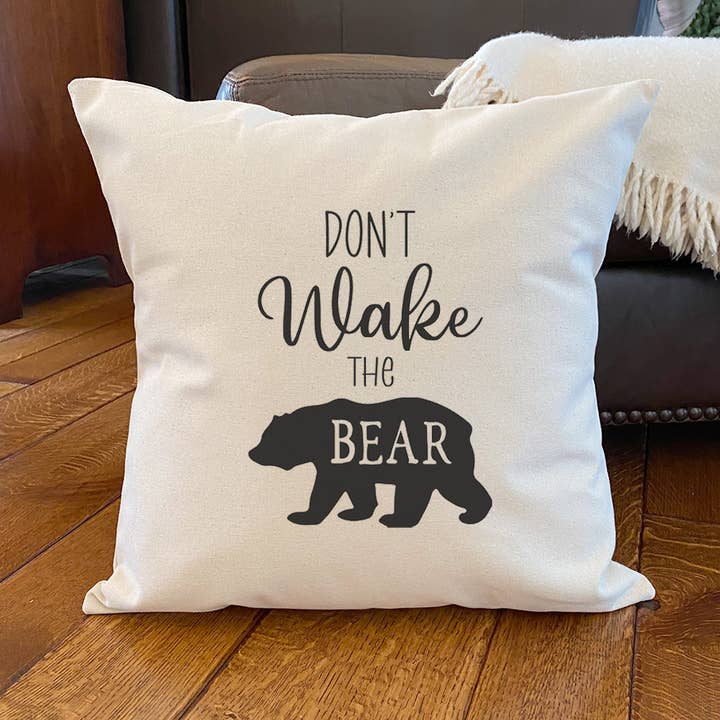 Almohada cuadrada de lona Don't Wake the Bear para venta al por mayor de North & Pine