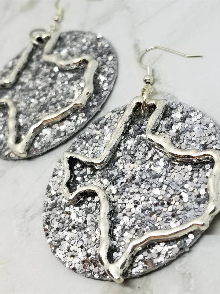 Orecchini a cerchio in ecopelle bifacciale con grandi sovrapposizioni di ciondoli texani, molto scintillanti, color argento per la vendita all'ingrosso da parte di Simply Raevyn