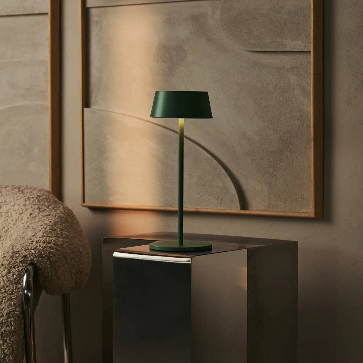 Tavellio – Großhandel Akzent-/Schreibtischleuchte – Hugo Salbeigrüne wiederaufladbare Tischlampe – stilvoll, dimmbar und kabellos8
