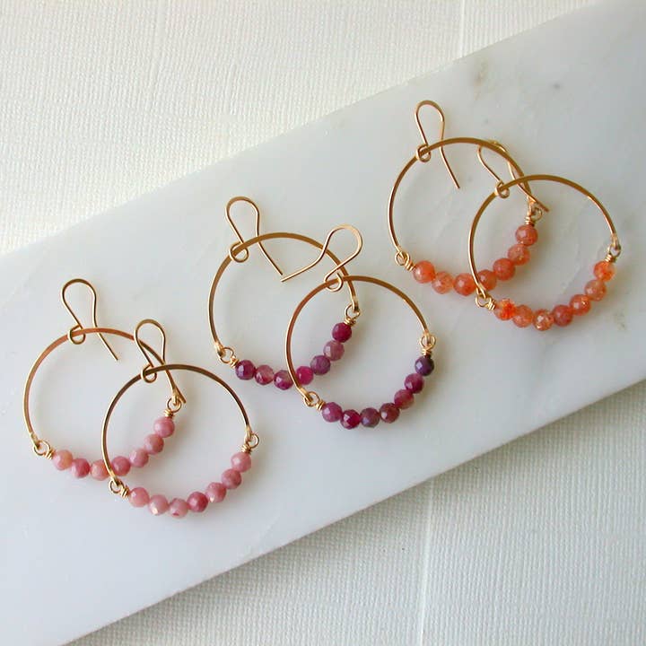 Linda Trent Jewelry – Großhandel Ohrhänger – Edelstein-Creolen. 14k Goldfüllung. Stein wählen.