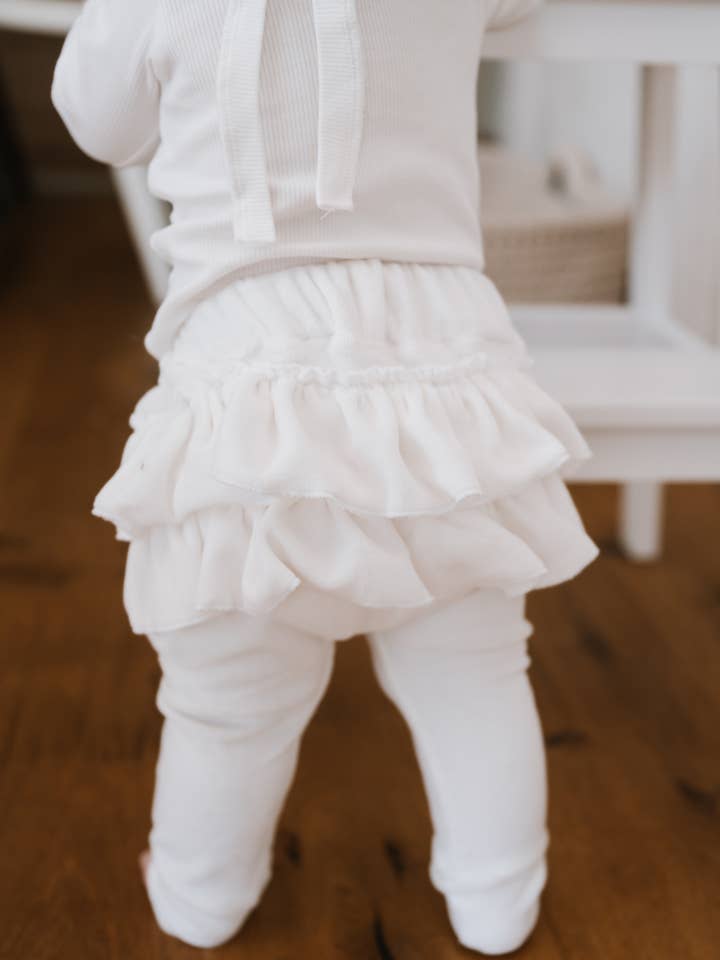 Pantalon bébé en velours blanc crème avec volants et manches évasées pour la vente par Petiteaude