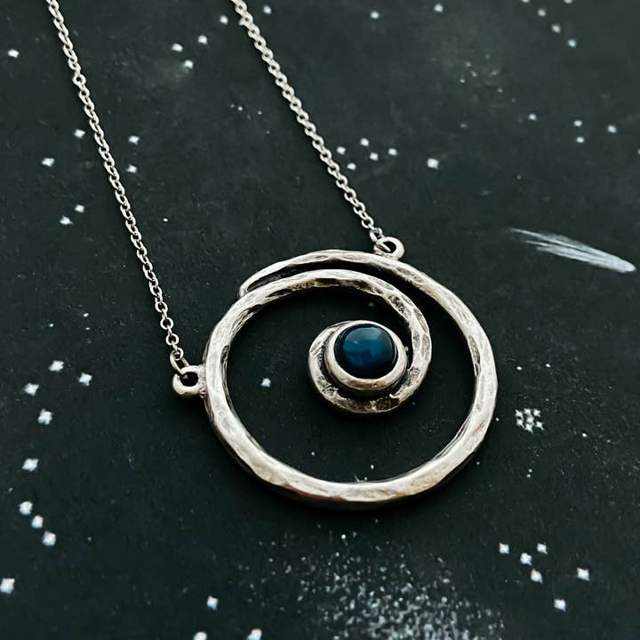 Collier spirale Voie Lactée avec Labradorite pour la vente par Yugen Handmade