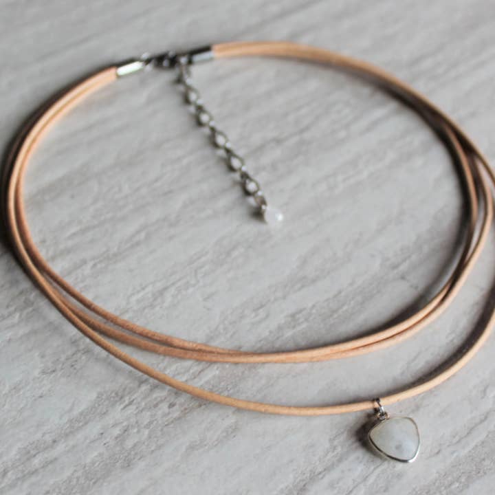 Collier en cuir beige+pierre de lune pour la vente par Woven Stone Co.