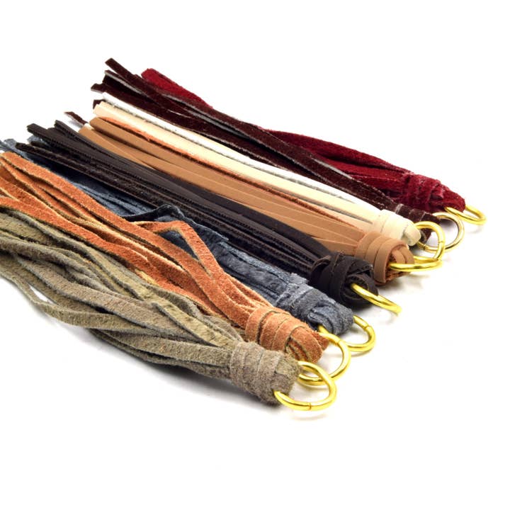 Only Beads - Wholesale Individuele bedel/hanger - Kwastjes | 5 inch faux suède kwastje op gouden springring | Beige, bruin, rood, bordeauxrood, grijs, bruin kwastje hangers4