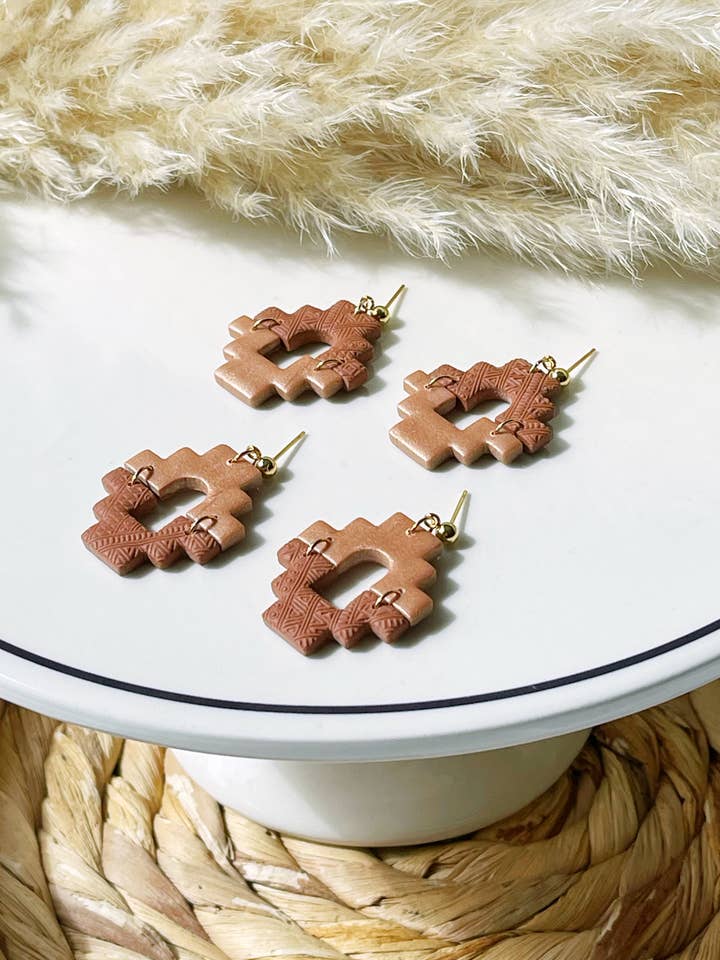 Ohrringe aus Ton | Aztekische Puzzle-Anhänger aus Terrakotta und Bronze für den Großhandel von Kush Life Designs
