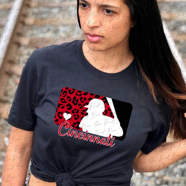 Maglietta unisex Cincinnati Leopard - Reds Baseball per la vendita all'ingrosso da parte di Into The Desert