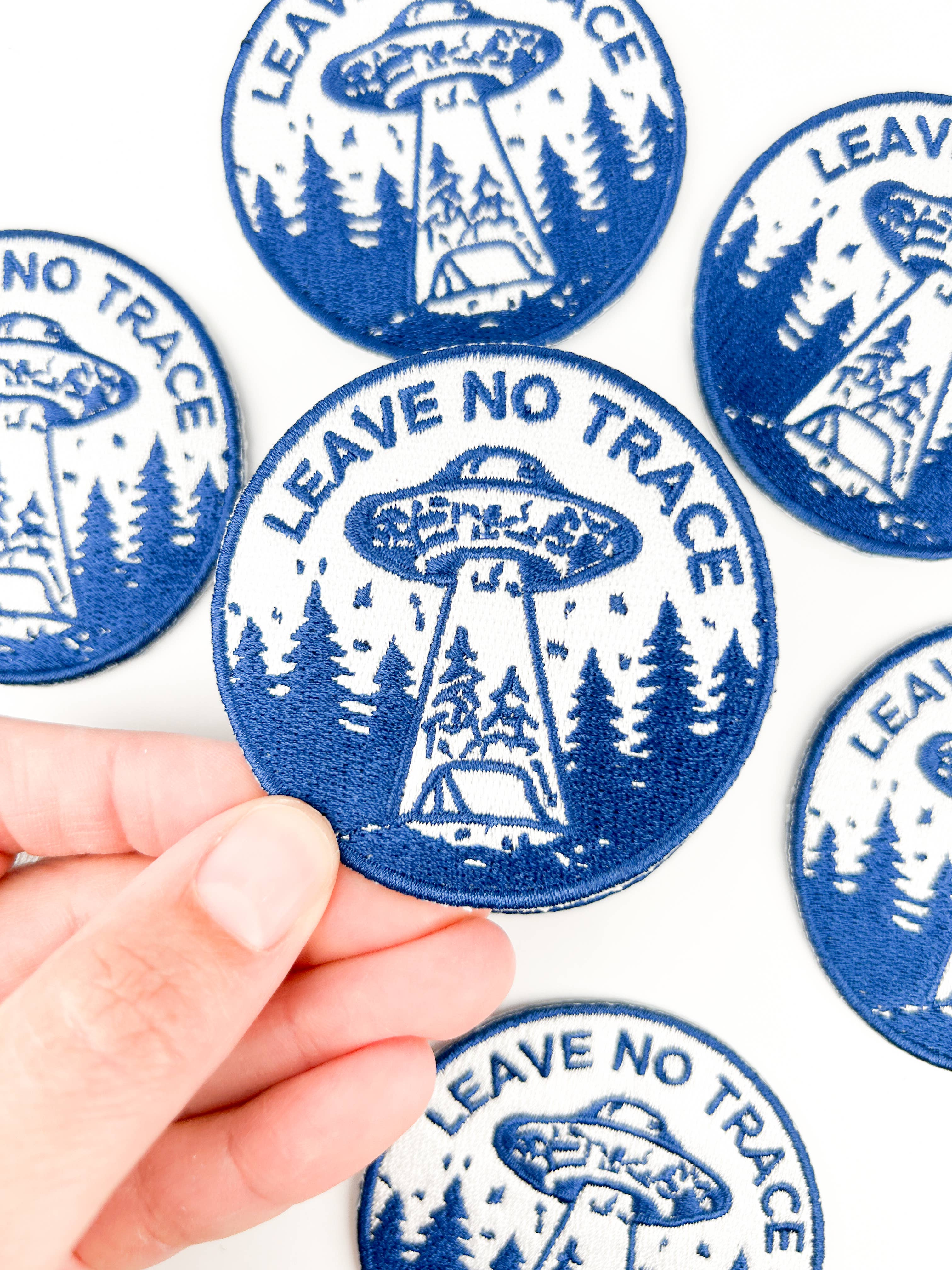 Field Trip Threads - Vendita all'ingrosso Toppe - Toppa UFO ricamata «Leave No Trace» UFO da campeggio1