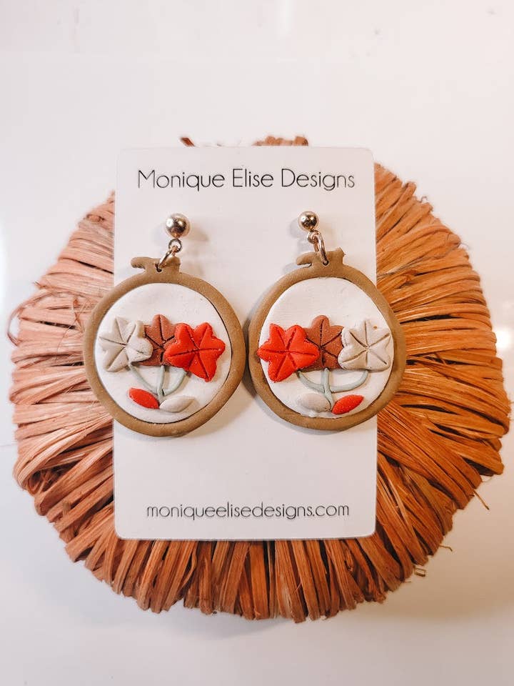 Créoles à broder feuilles pour la vente par Monique Elise Designs