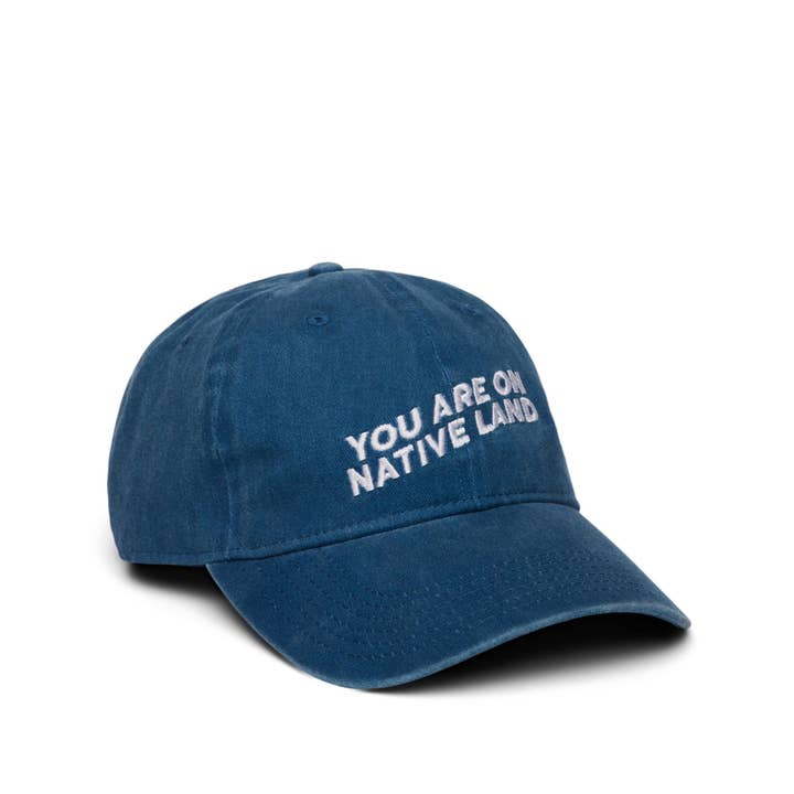 'YOU ARE ON NATIVE LAND' PAPAPET - BLAUW voor wholesale door Urban Native Era