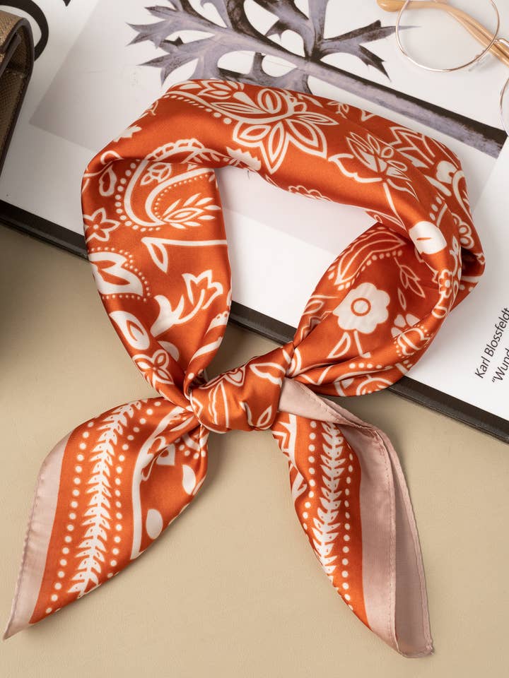 Lenço quadrado de poliéster efeito seda 70x70 estampado com padrão de caxemira por atacado de COSMOS