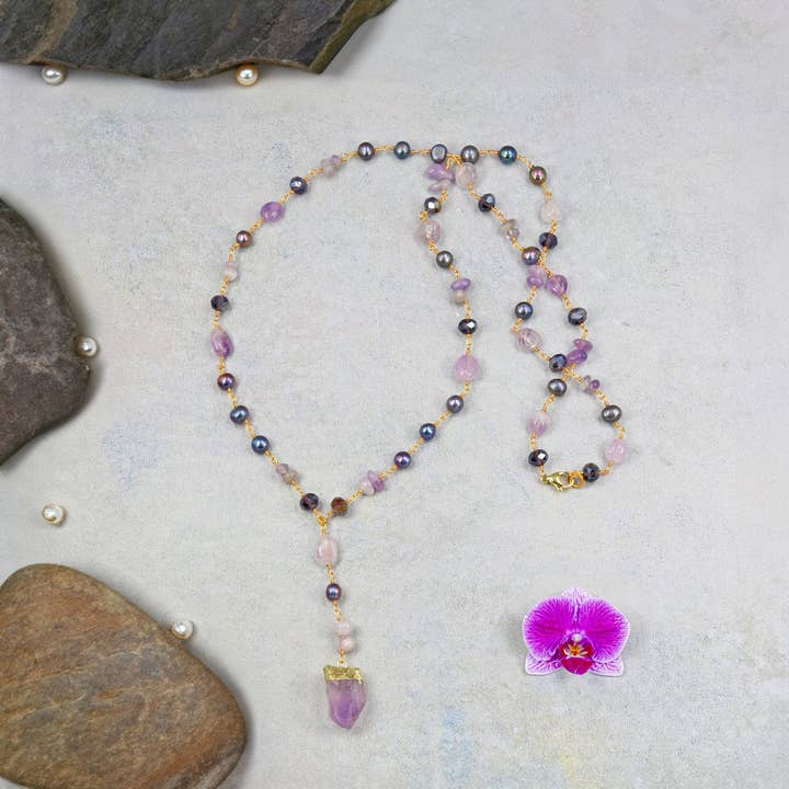 24C143 - Collier Lariat en Améthyste et Perle de Paon pour la vente par IST Jewelry