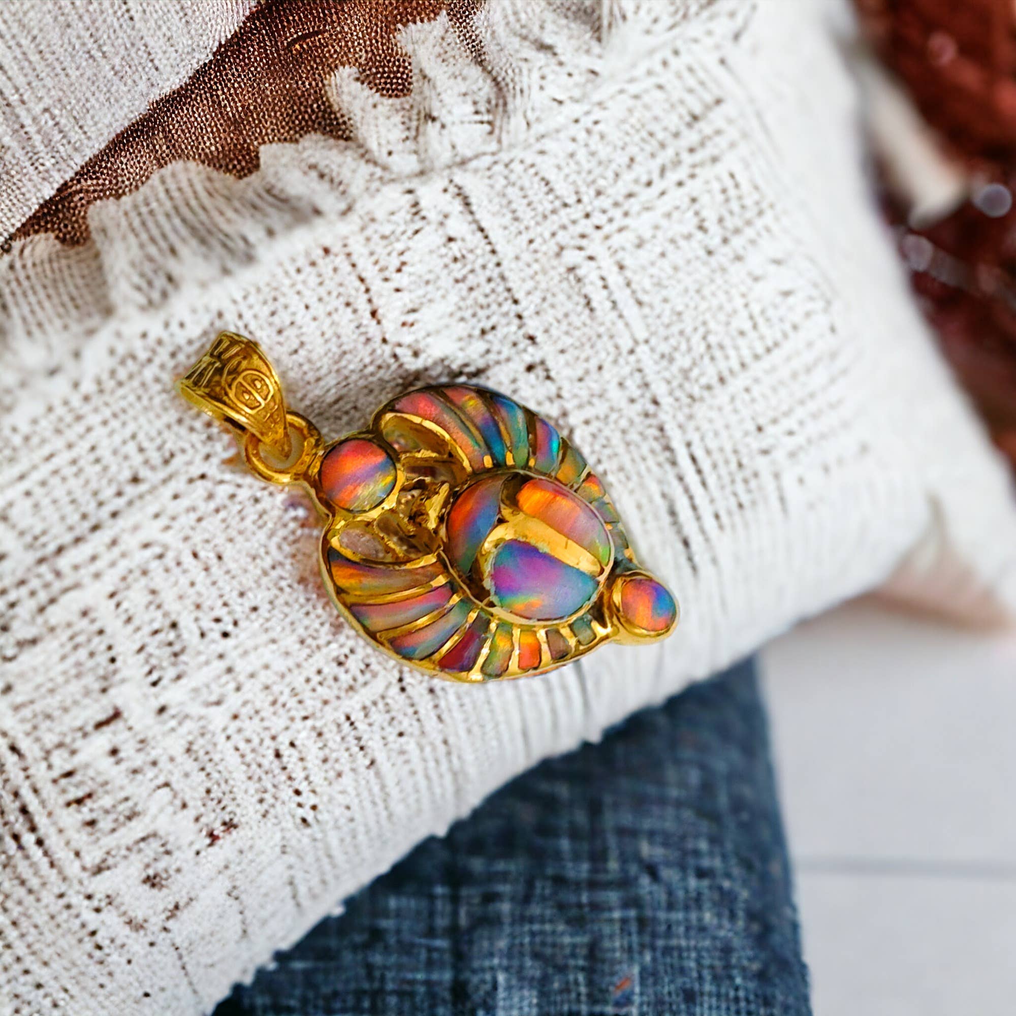 ALADDIN'S LAMP JEWELRY – Großhandel Individueller Charm/Anhänger – Anhänger mit rosafarbenem Opal, königlicher Skarabäus der Wiedergeburt, goldfarben9