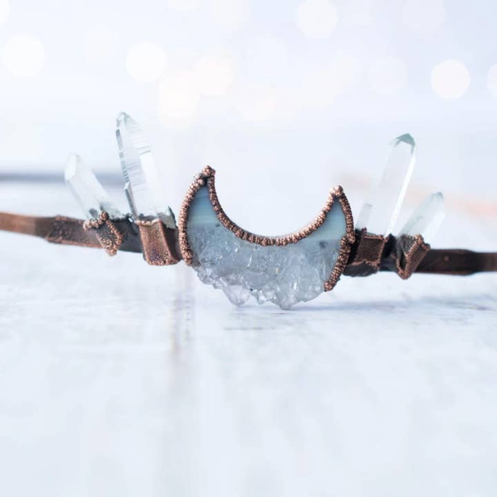 Crystal Moon Diadème | Couronne en cristal de quartz | Couronne à tranche de lune pour la vente par HAWKHOUSE