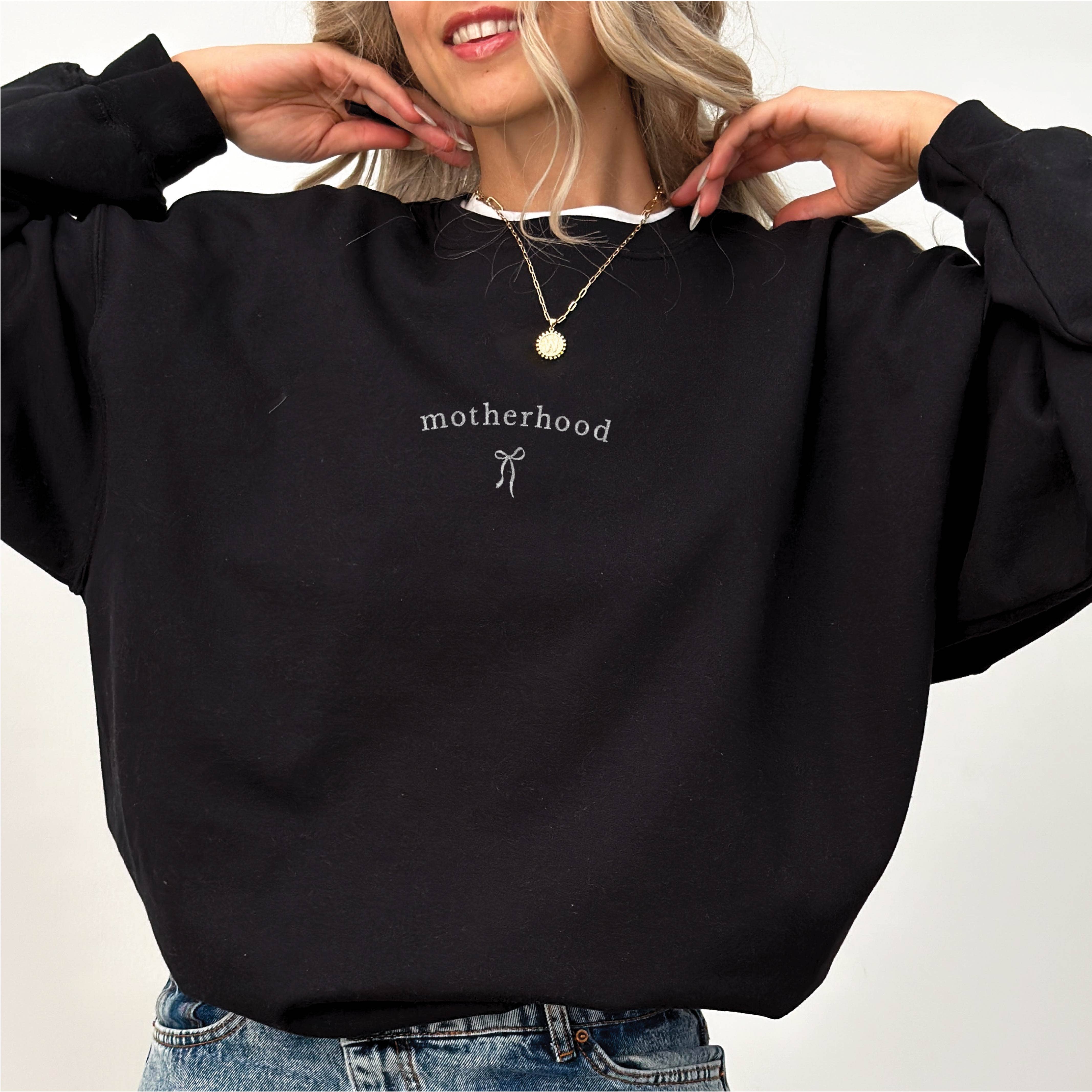 P E T I T R U E – Sweatshirt - Mulher por atacado – Sweatshirts de Mãe com Gola Redonda Bordada para Mãe3