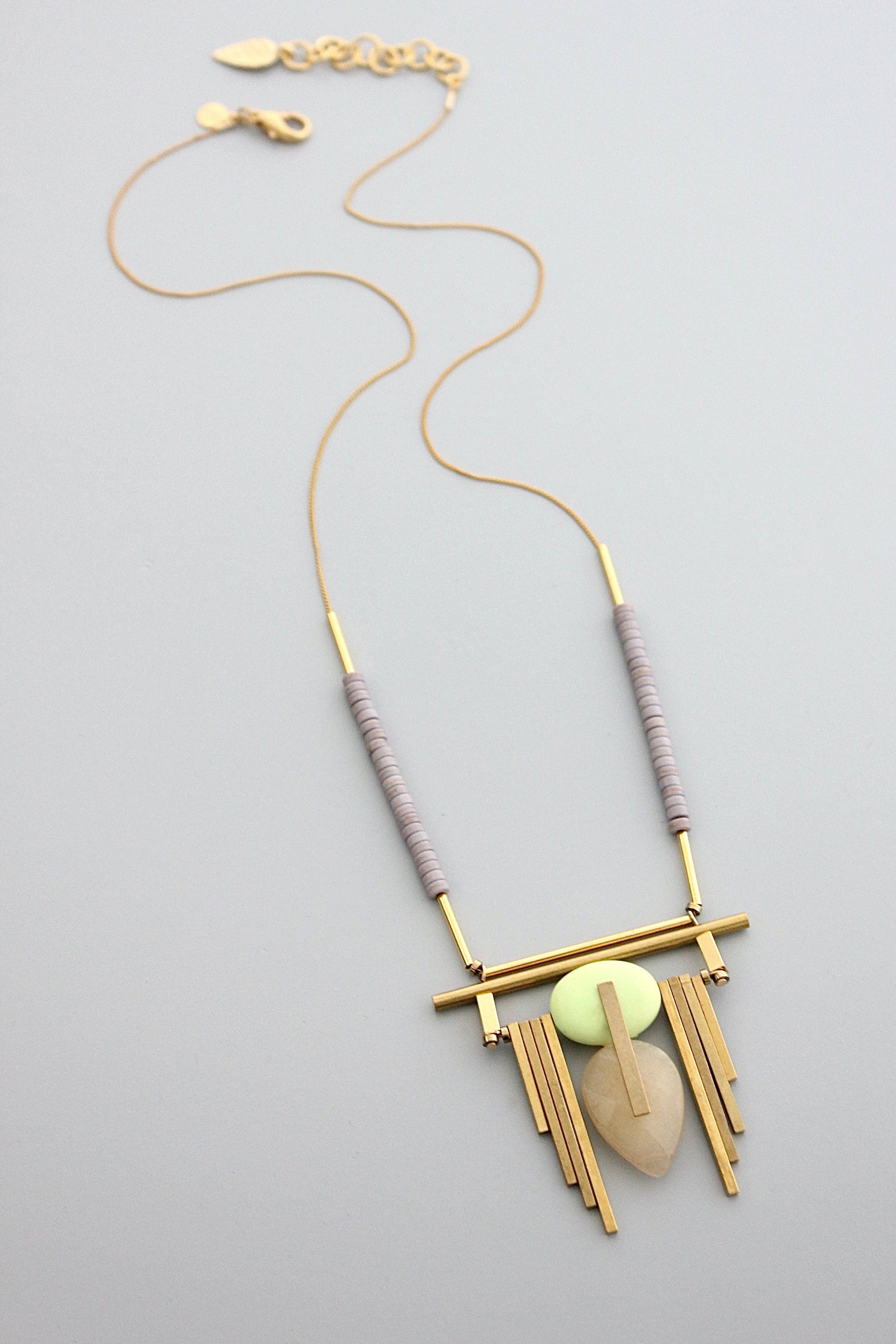 David Aubrey Jewelry – Großhandel Kette mit Anhänger/Charm – GND324 Art-Deco-Kette aus Magnesit, Jade und Messing2