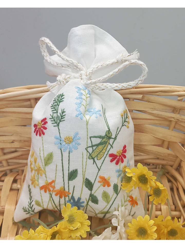 Besticktes Beutelchen - Blumen/Zikade für den Großhandel von Mierco European Linens